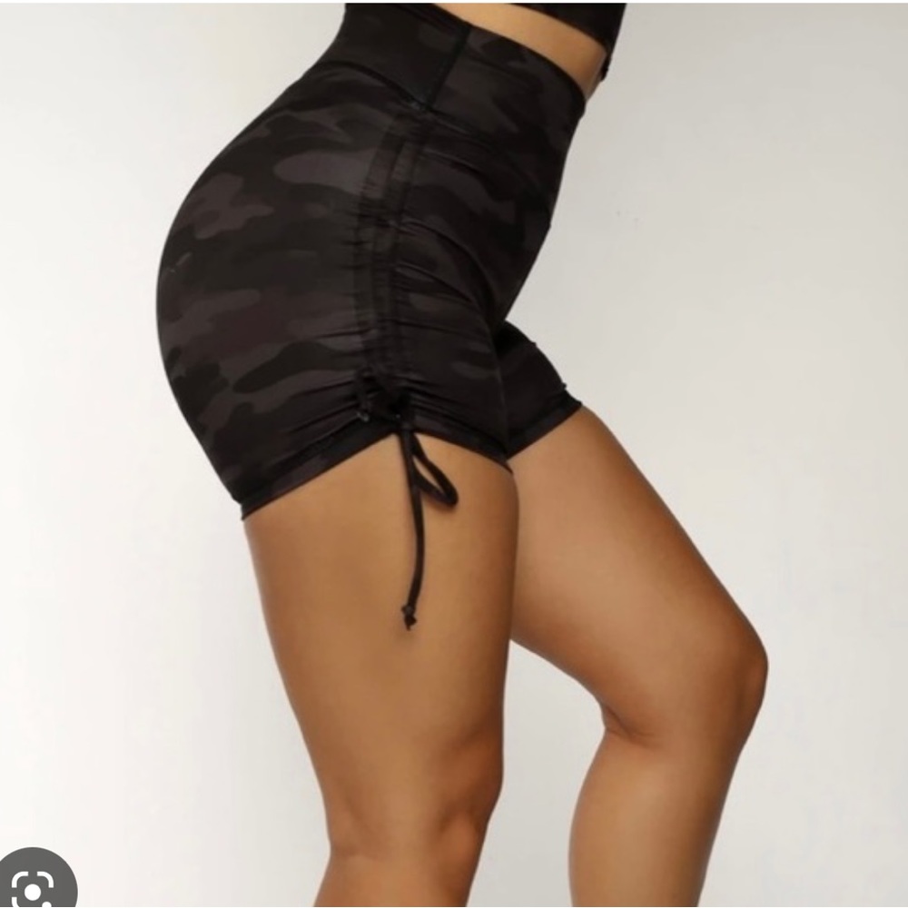 Cheri Fit Camo Scrunch Butt Shorts